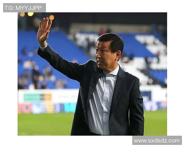 昔日长发飘逸巨星突然剪短发引球迷热议球场形象大变