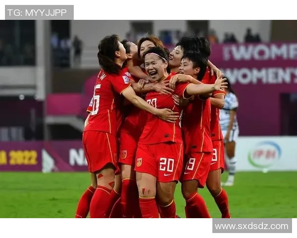 中国回族女足球员奋勇拼搏打破偏见铿锵玫瑰在绿茵场上绽放光彩